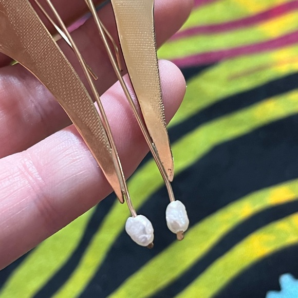 VTG Coastal Abstract Gold Tone Metal Freshwater Pearl Pierced Costume Earrings - Picture 3 of 6